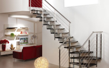 Cầu thang trong nhà cần thiết kế rộng rãi và sáng sủa